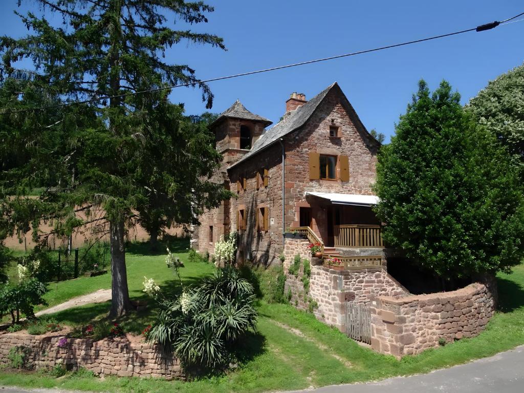 an old stone house on the side of the road at Gite De Ségonzac in Villecomtal