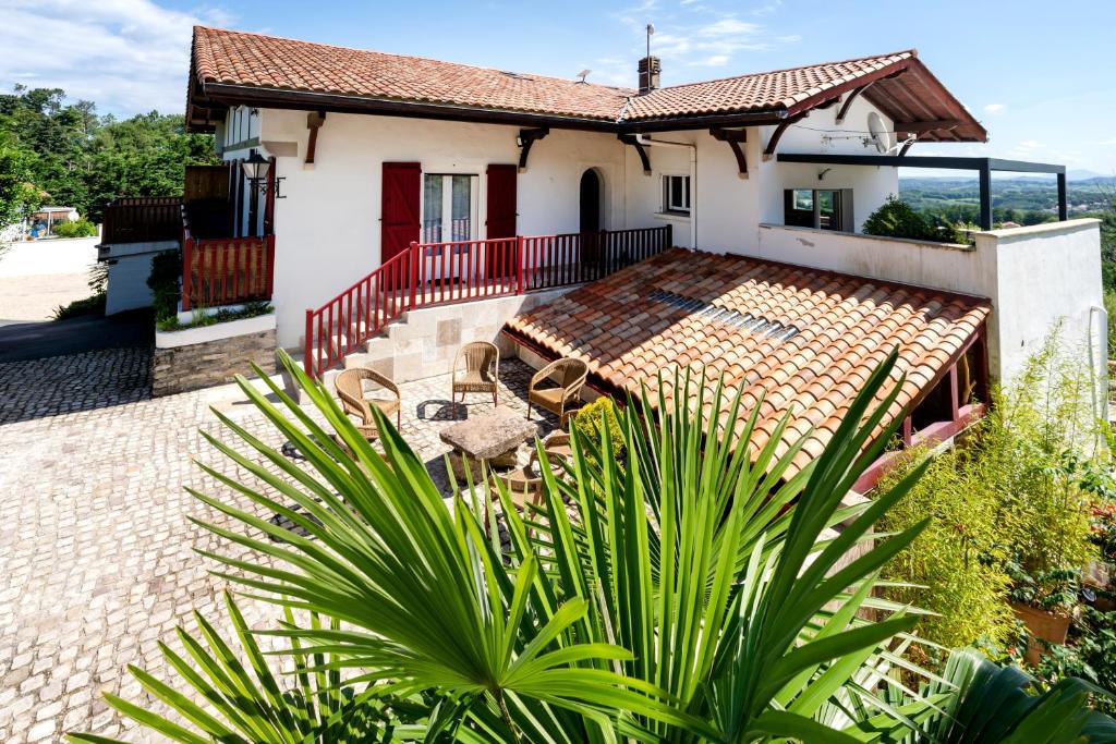 a house with a patio and a roof at Appartement, 2 à 4 pers in Urrugne