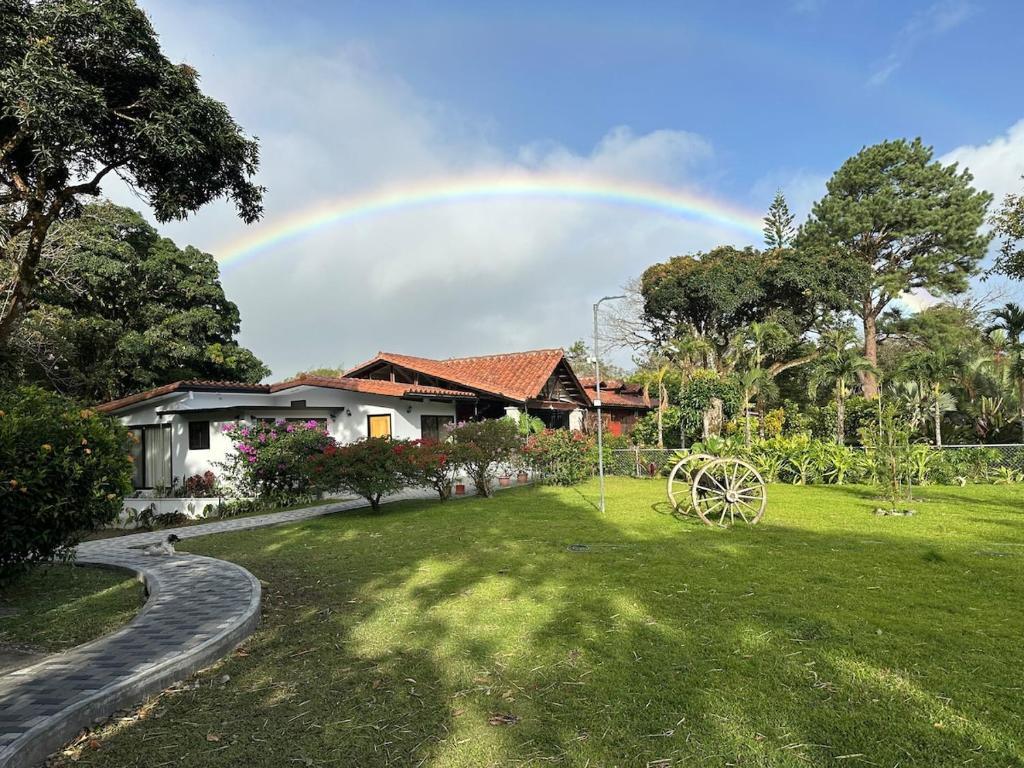 a rainbow over a house with a yard at Casa Makuira 2 in El Valle de Antón