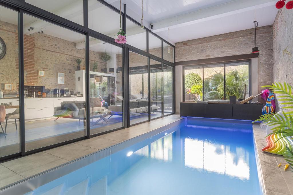 a house with a swimming pool in a living room at Bocal De Bages - Chez l'habitant in Bages