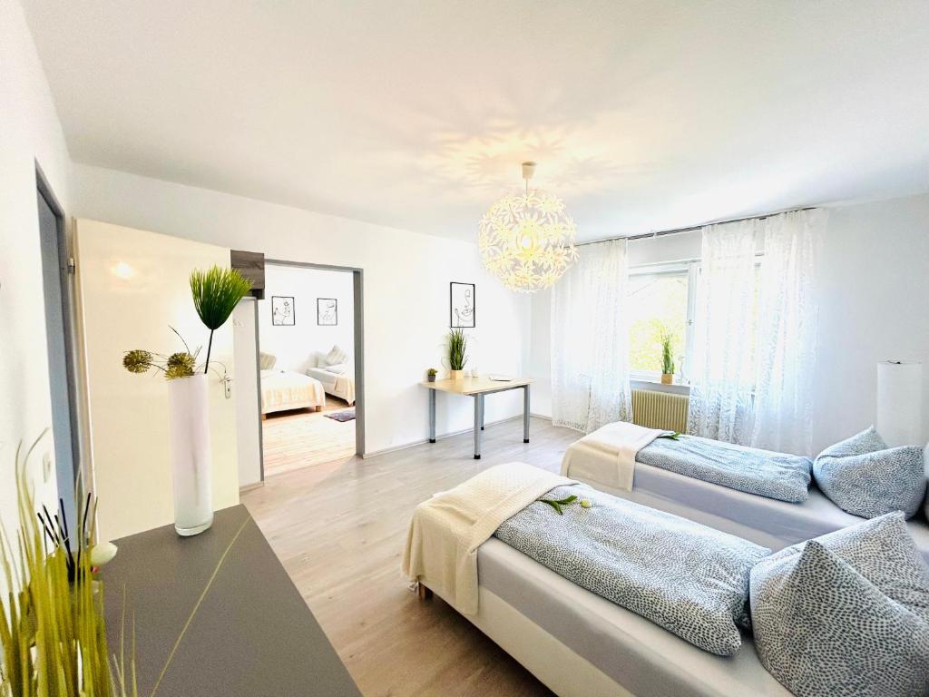 un dormitorio con dos camas y una sala de estar en Apartment Alb Glück 1, en Hechingen