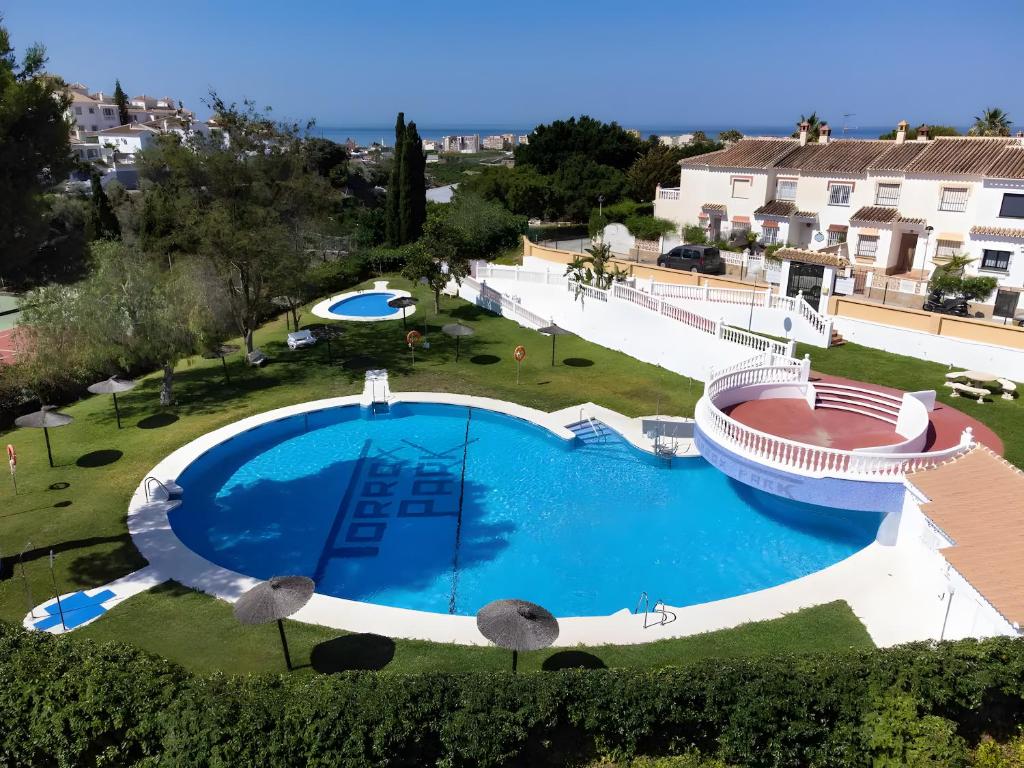 an overhead view of a large swimming pool in a yard at Exclusivo apto. Solparaiso-Jacuzzi in Torrox