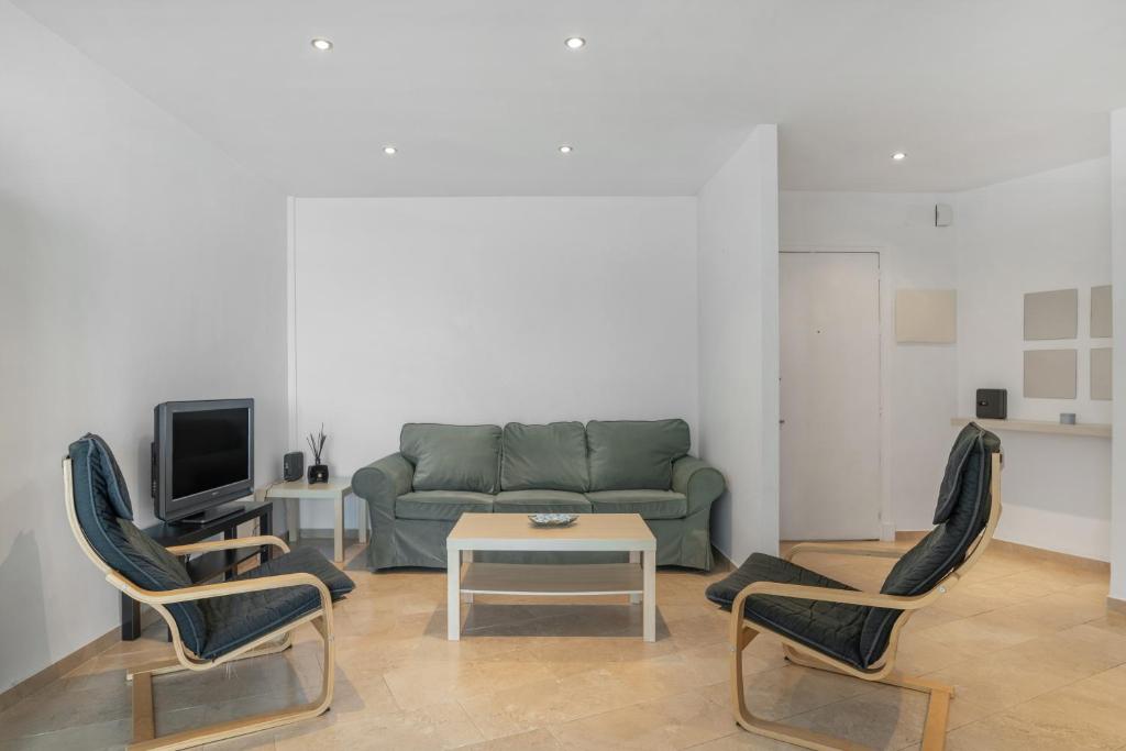 a living room with a couch and two chairs and a table at Casa Boliches32 in Arcos de la Frontera