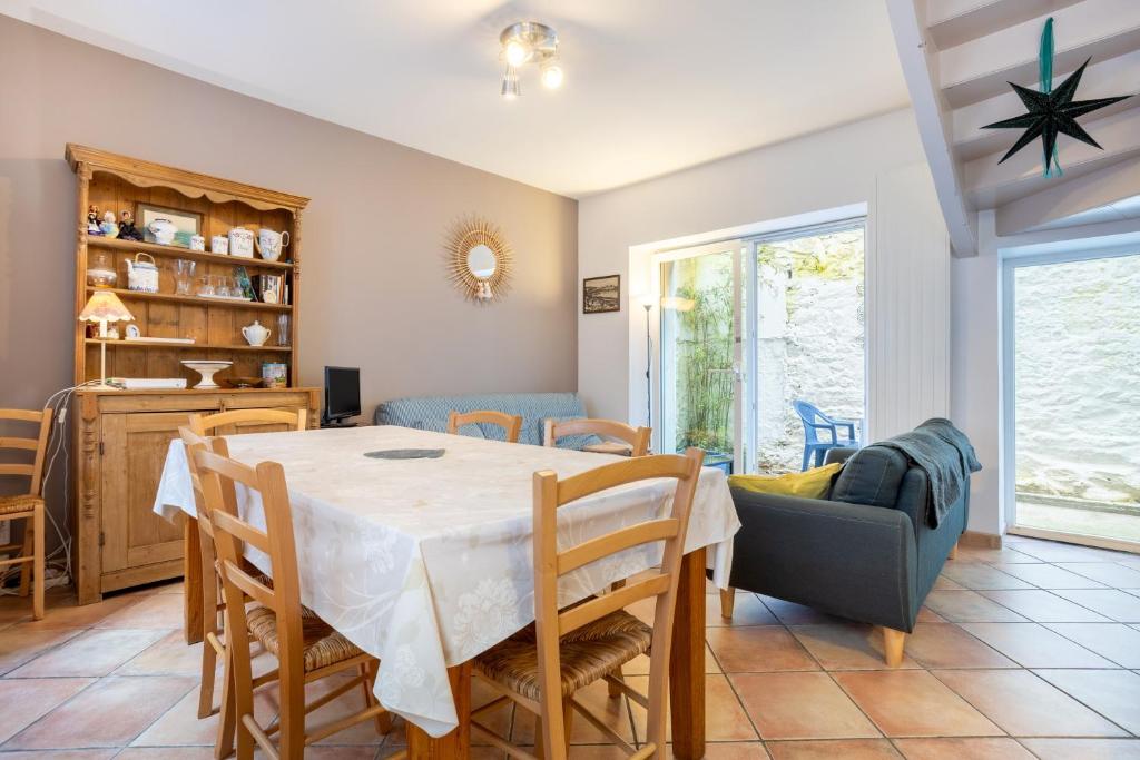 a kitchen and dining room with a table and chairs at Maison de pêcheur au Rosmeur in Douarnenez