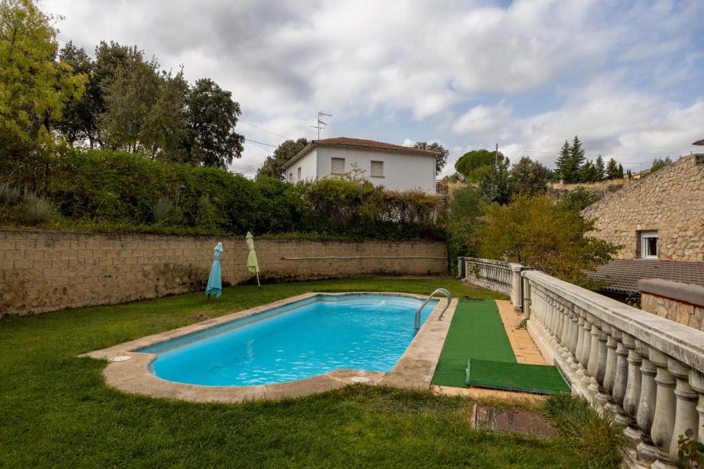 a swimming pool in the yard of a house at El Calderillo in Burgohondo