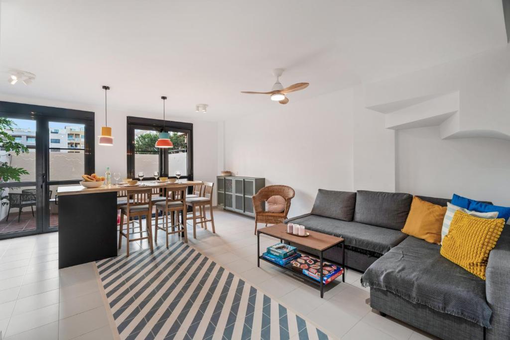 a living room with a couch and a table at Casa Papaya in El Médano
