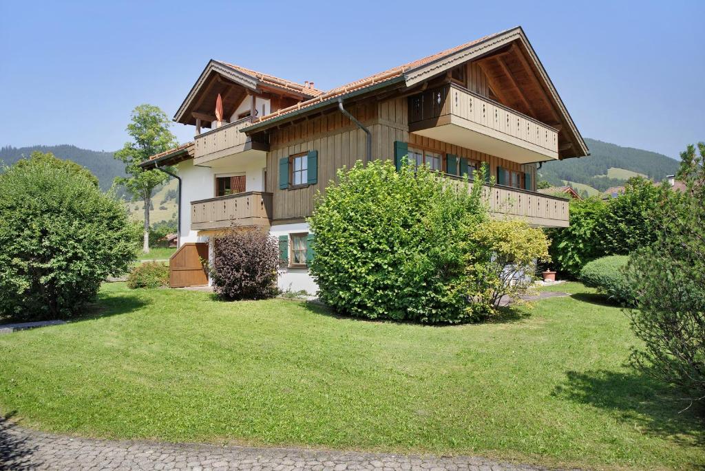 a house with a green yard in front of it at Ammerheimat in Oberammergau