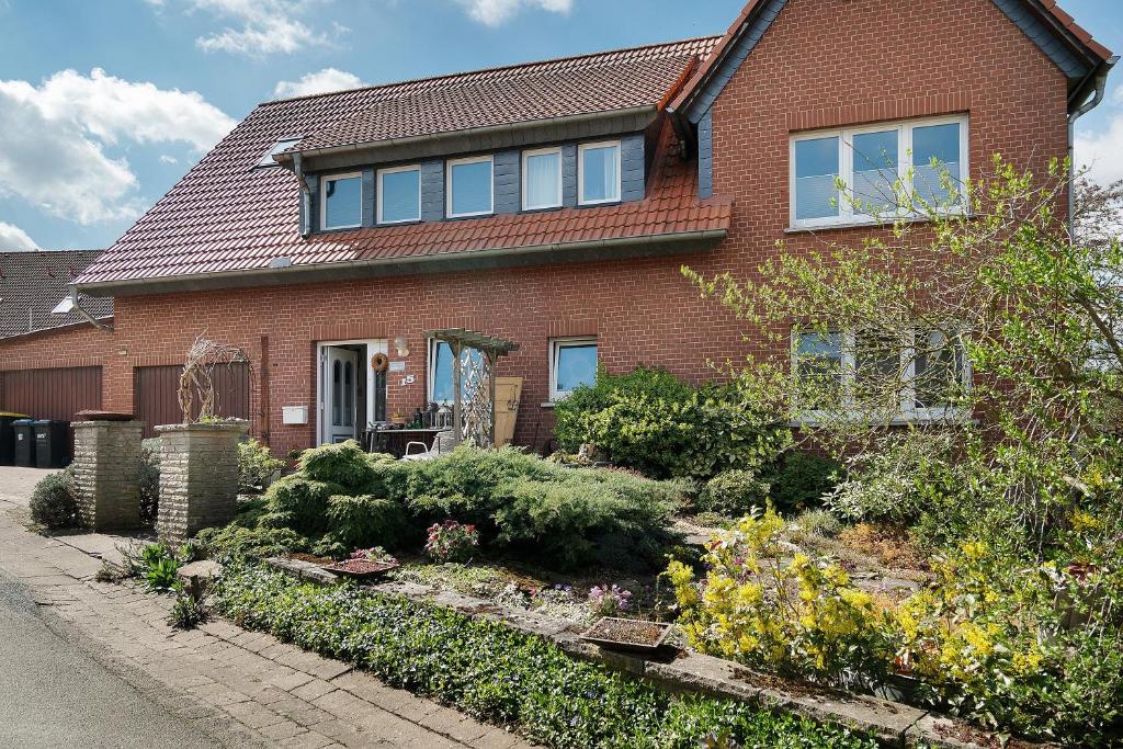 a brick house with a garden in front of it at Wintergarten Am Thingplatz in Rinteln
