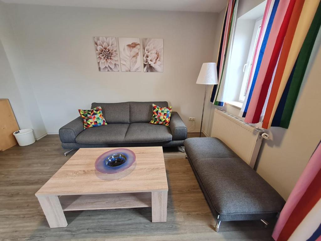 ein Wohnzimmer mit Sofa und Couchtisch in der Unterkunft Orth A6 in Orth