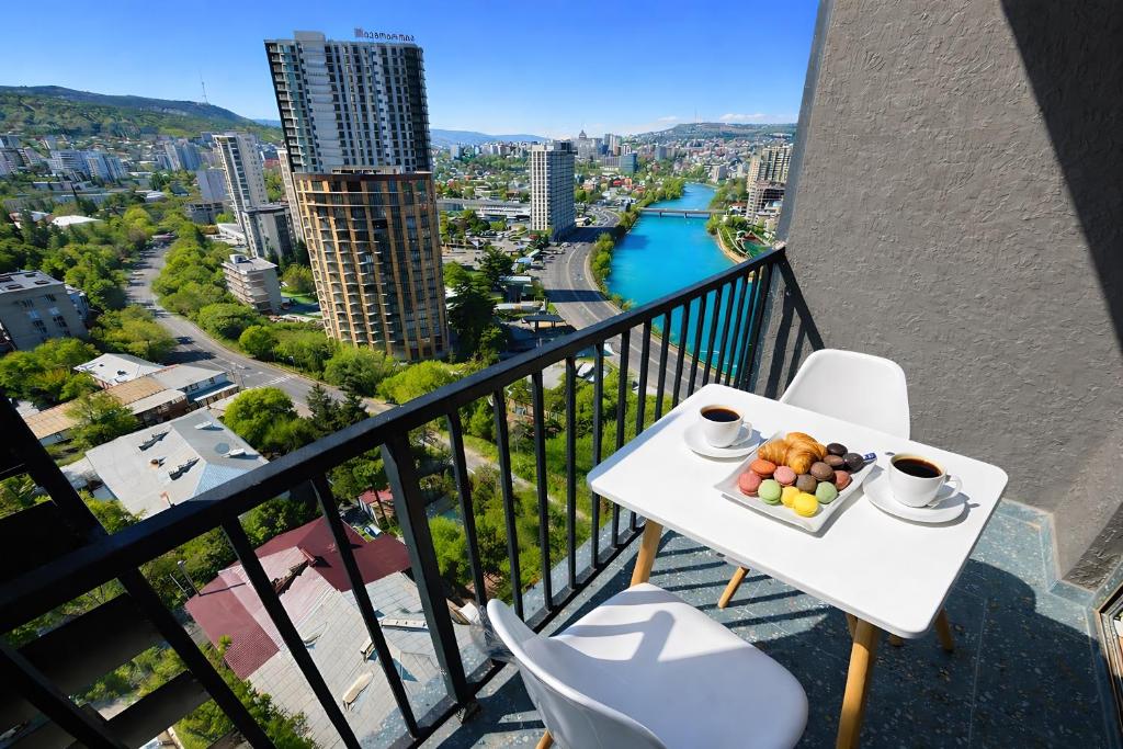 فضای داخلی Park Ortachala Apartments with River and City View در تفلیس - تصویر ۳