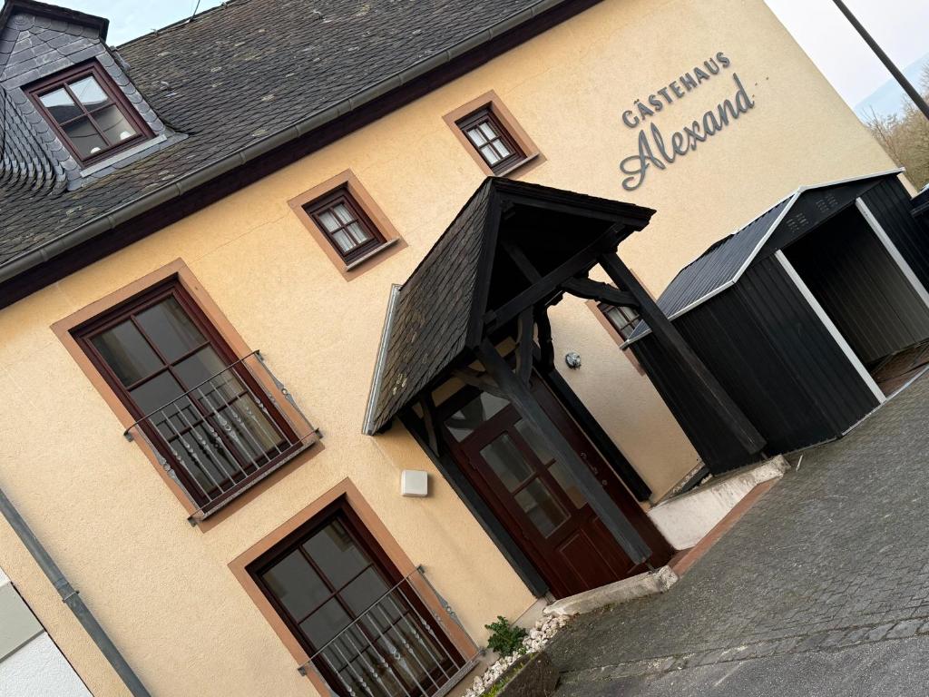 a building with a sign that reads gourmet manual at Gästehaus Klausenhof in Klausen