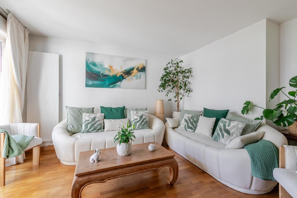 a living room with two couches and a coffee table at Appartement Cosy in Paris