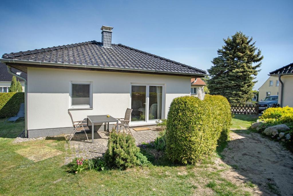 a house with a table and chairs in the yard at Haus Janni in Freest