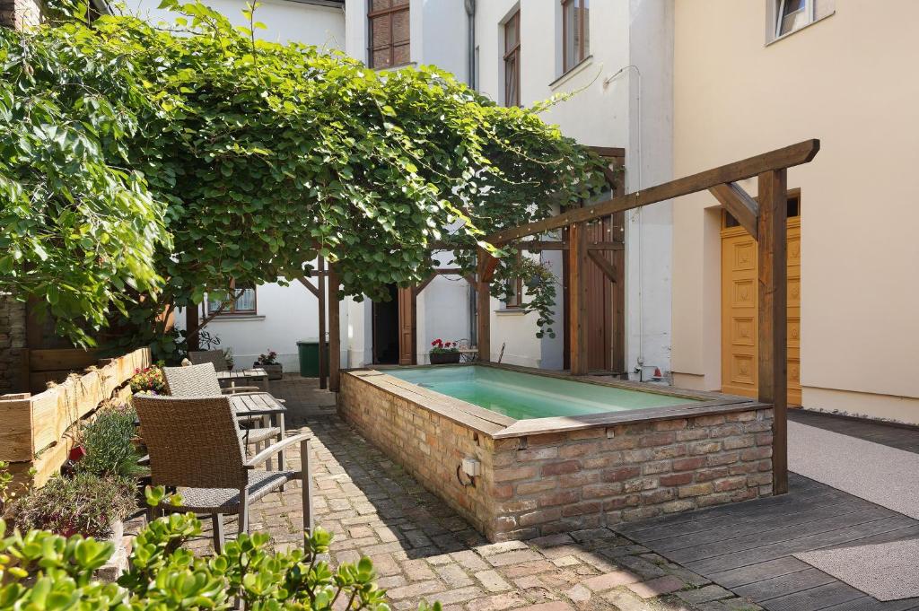 a pool in a yard with a table and chairs at Kurfürstensuite in Brandenburg an der Havel