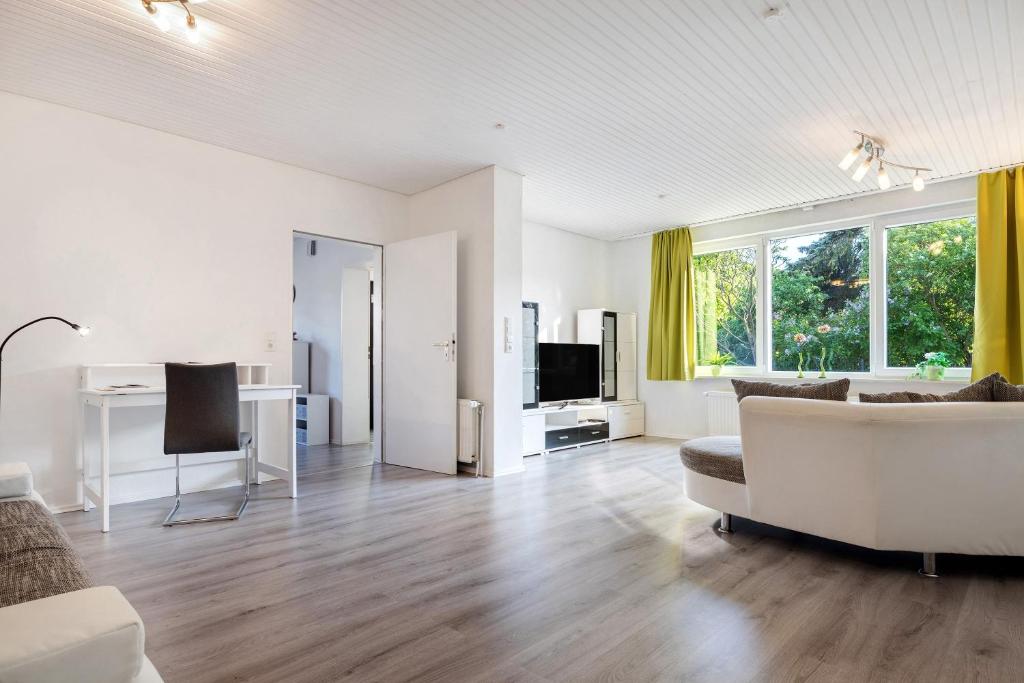 a living room with a couch and a television at Ferienwohnung am Fährhafen in Neu Darchau