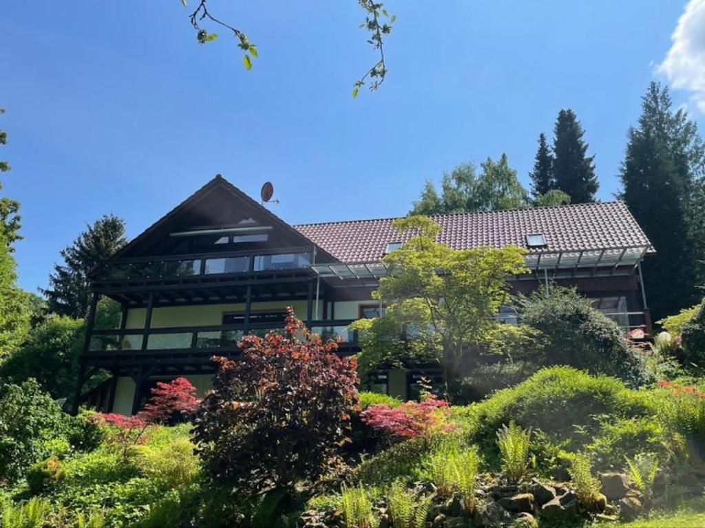 a house with a garden in front of it at Ferienwohnung Waldeckchen in Waldeck