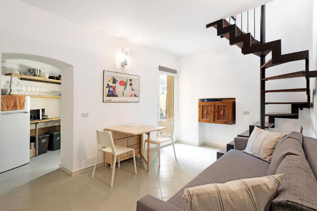 a living room and kitchen with a couch and a table at Uliveto in Lerici