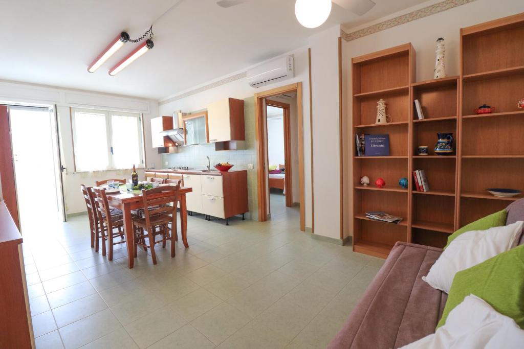 a kitchen and dining room with a table and chairs at Elegante "casa Karm" 6 posti in Otranto