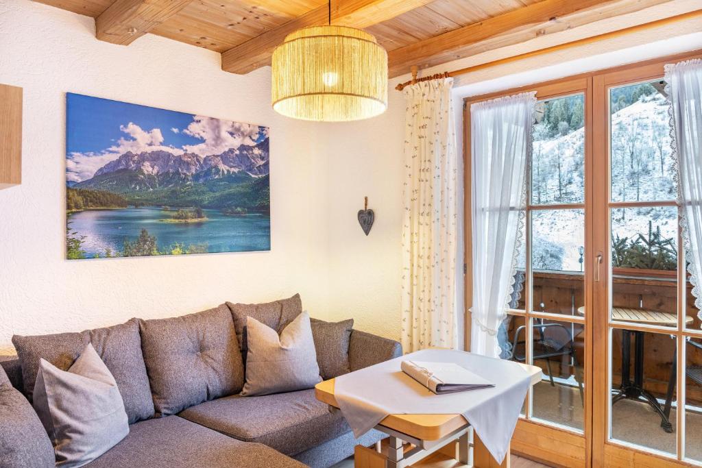 a living room with a couch and a table at Ferienwohnung Höllental in Grainau