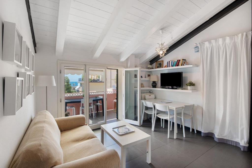 a living room with a couch and a table at La terrazza di via Daneri 2 in Bonassola