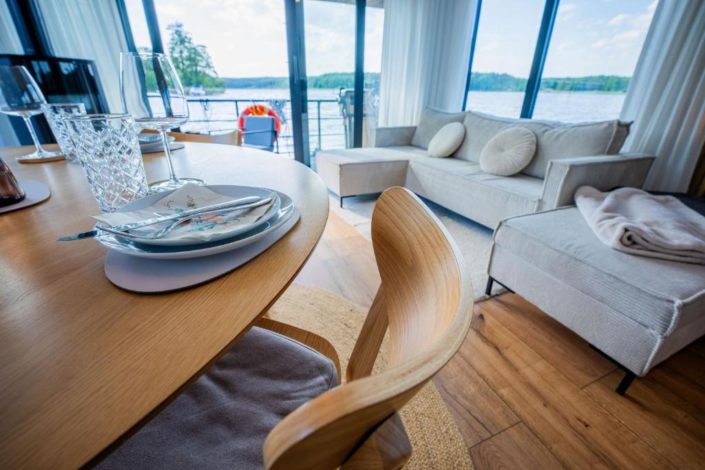 a living room with a table and chairs at Exklusives Hausboot Pina Woma D13 in Fürstenberg
