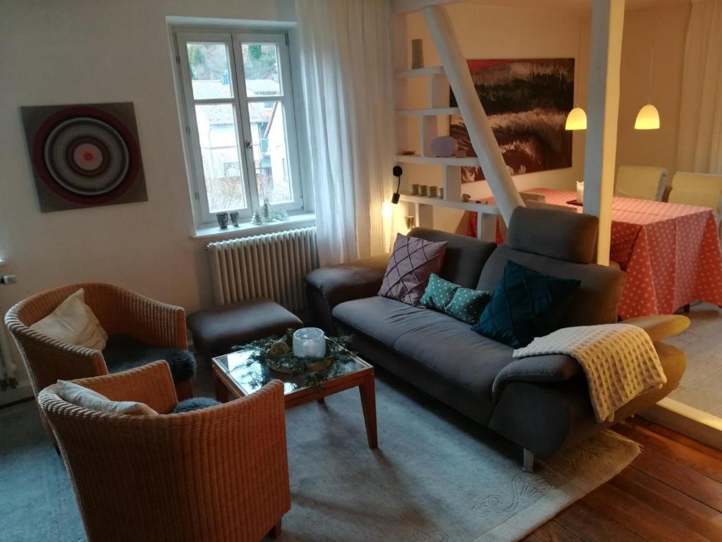 a living room with a couch and a bed at Ludwig im Künstlerhaus in Langmühle