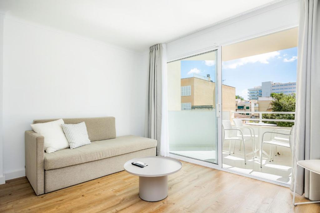 a living room with a couch and a balcony at Apartament Massanet 1c in Canyamel