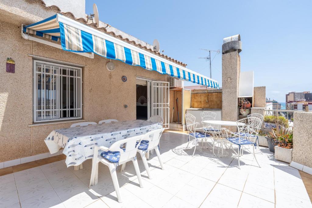 a patio with a table and chairs on a balcony at Ático Cesar Cataldo in Benicarló
