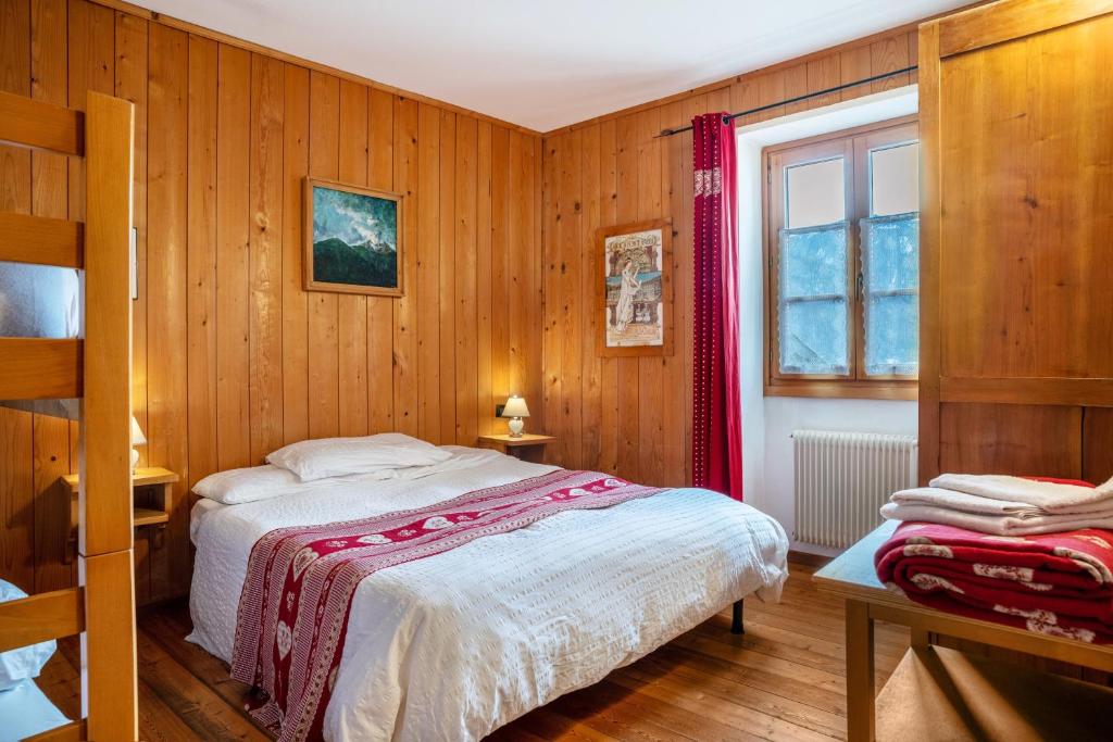 a bedroom with wooden walls and a bed in a room at Appartamento Moti in Caldes