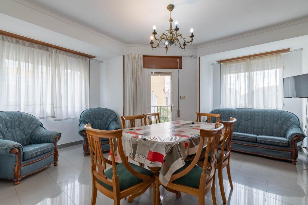 a dining room with a table and chairs at Piso Calle Sarria in Monforte de Lemos