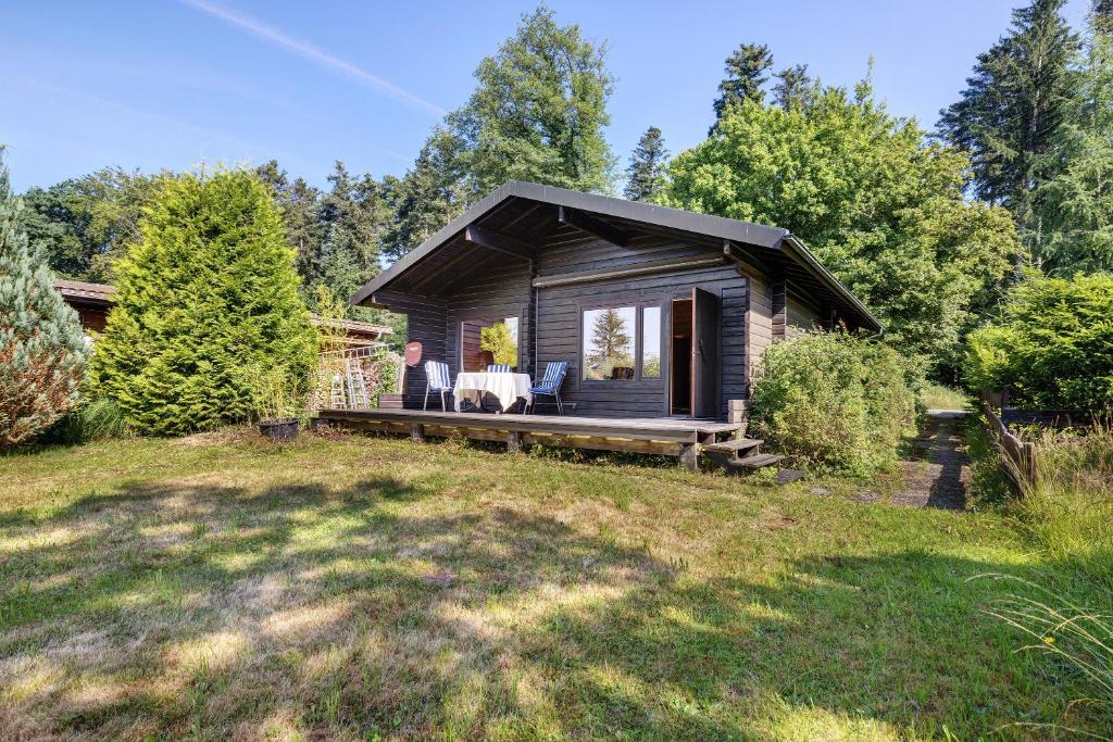 a cabin in the middle of a yard at Ferienhaus 'Albblick' in Starzach