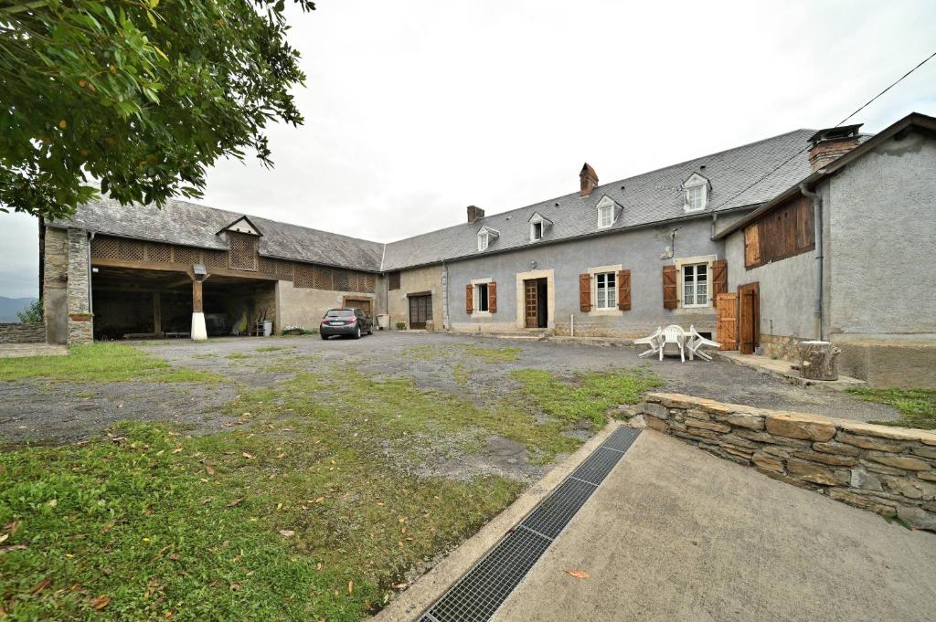 an old building with a car parked in front of it at La maison Bayle in Mauvezin