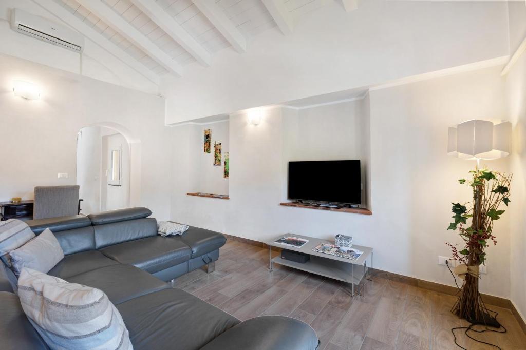 a living room with a couch and a tv at Ca di Perti Apt 3 in Finale Ligure