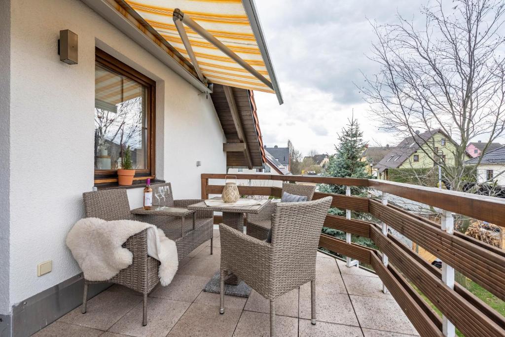 a patio with a table and chairs on a balcony at Fewo Omatina in Bannewitz