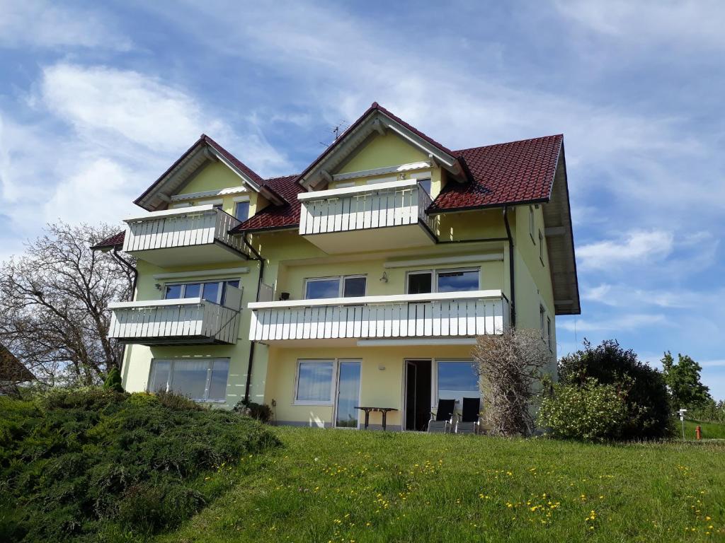 a yellow house with a red roof at Landhaus Erben in Wasserburg