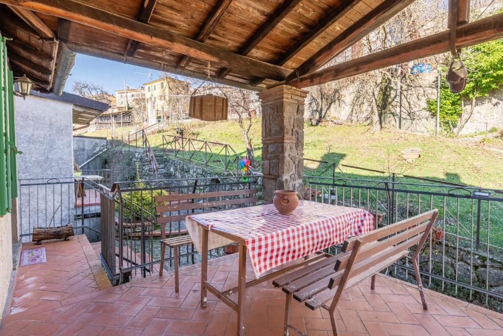 a patio with a table and chairs on a balcony at Casa Claire in Prataccio