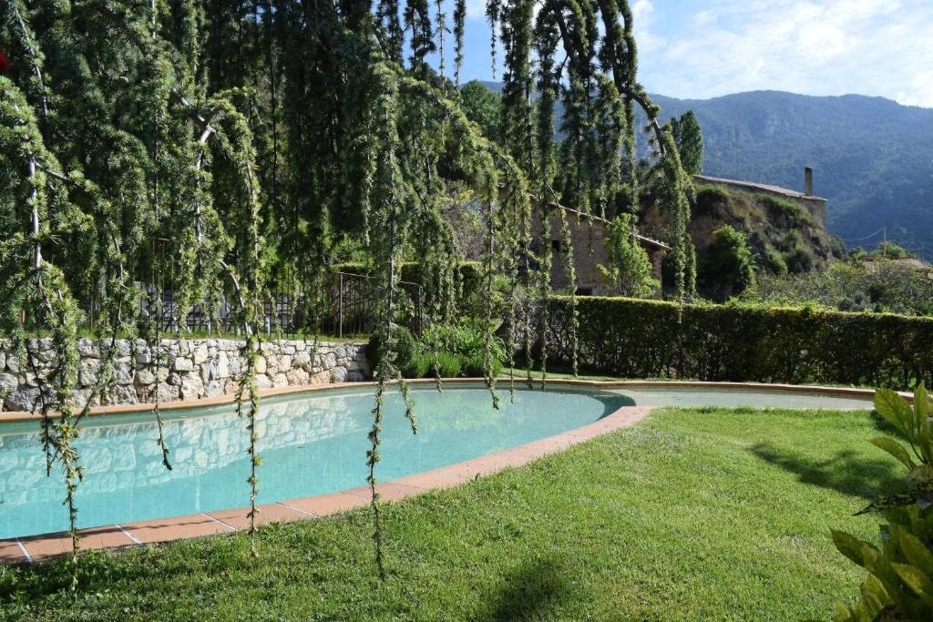a swimming pool in the yard of a house at El Racó d'Espunyes in Oden
