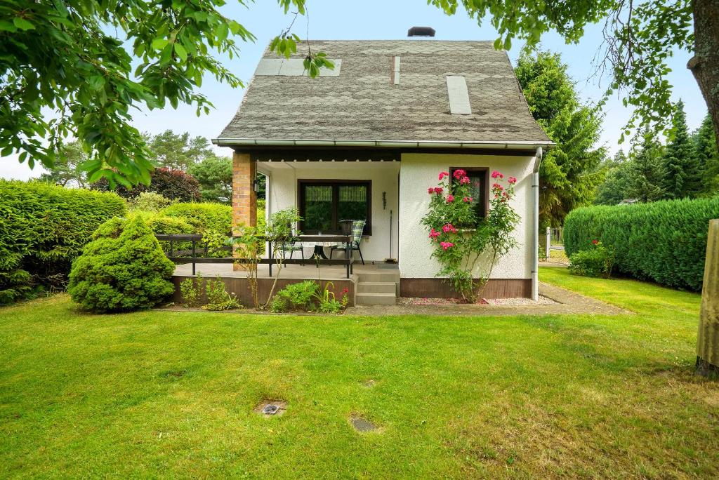 a small house with a picnic table in a yard at Ferienhaus Carpin in Carpin