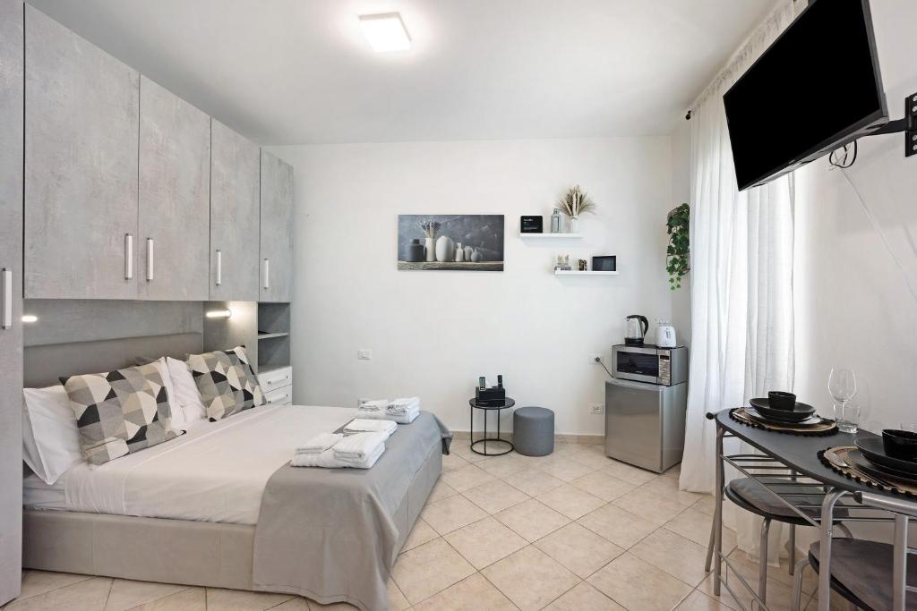 a living room with a bed and a table at Edda's apartment in Altare