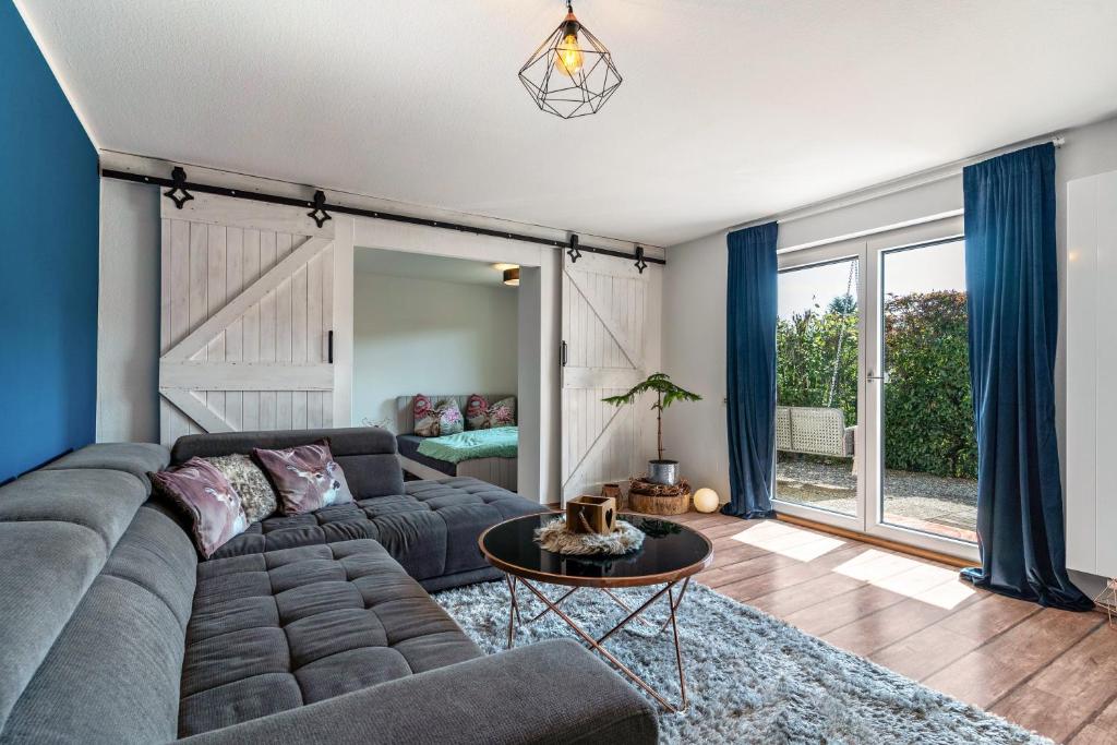 a living room with a couch and a table at Ferienwohnung Schwarzwaldmädel in Seelbach