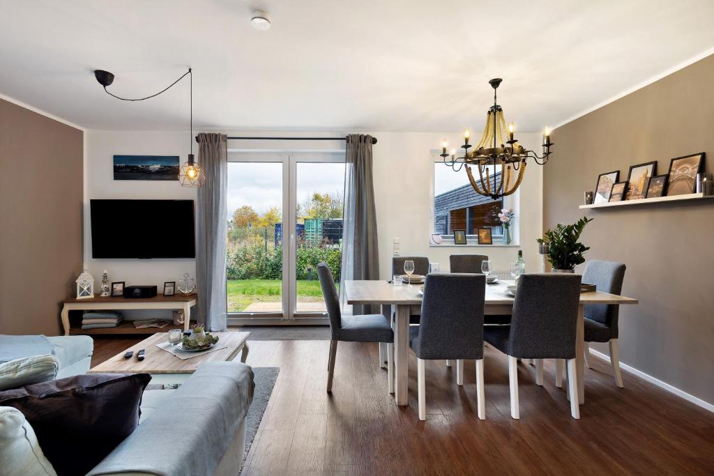 a living room with a table and chairs and a couch at Küsten-Bude in Elmenhorst