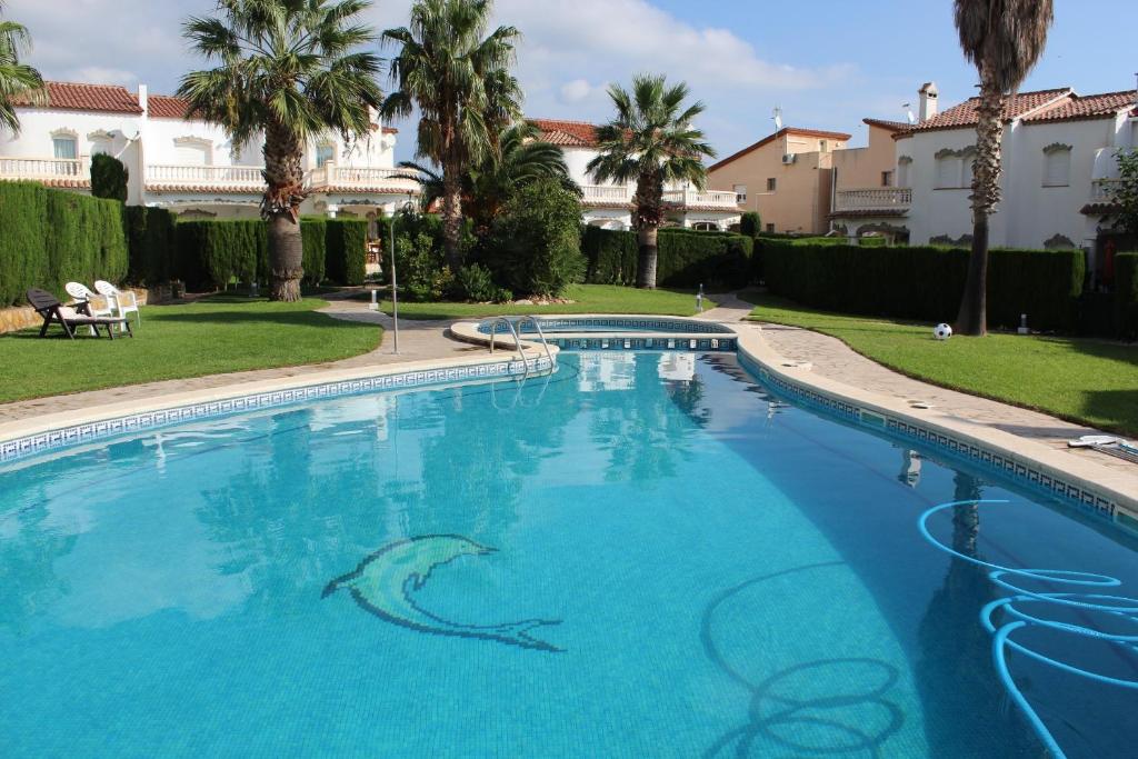 a large swimming pool with a shark painted on it at Casa Luzia in Miami Platja