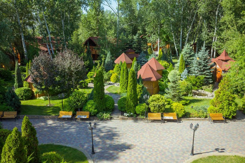 einen Luftblick auf einen Park mit Bänken und Bäumen in der Unterkunft Hutor Hotel in Dnipro
