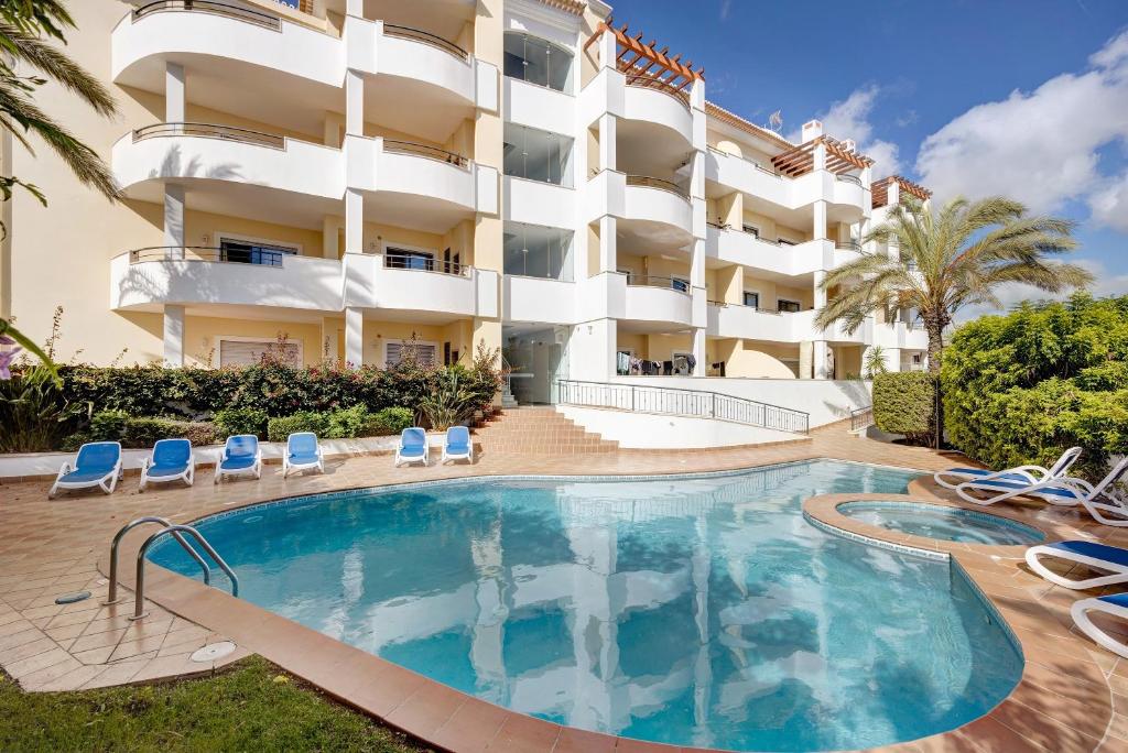 a swimming pool in front of a hotel at Chez Hélène et Paulo - Lagos in Lagos