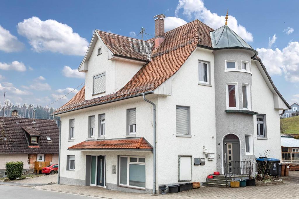 a white house with a brown roof at Nguyen und Le 2 in Neukirch