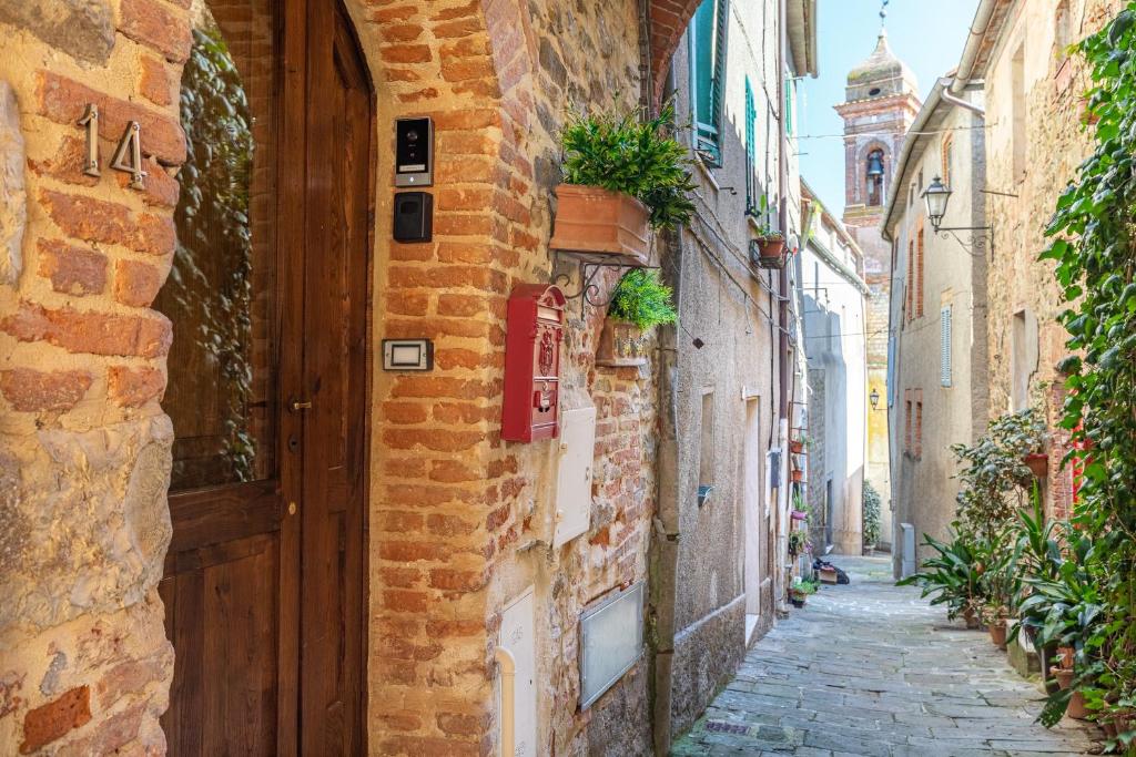 an alley in an old town with a door at Beb Pulcino Nero Scrofiano in Scrofiano