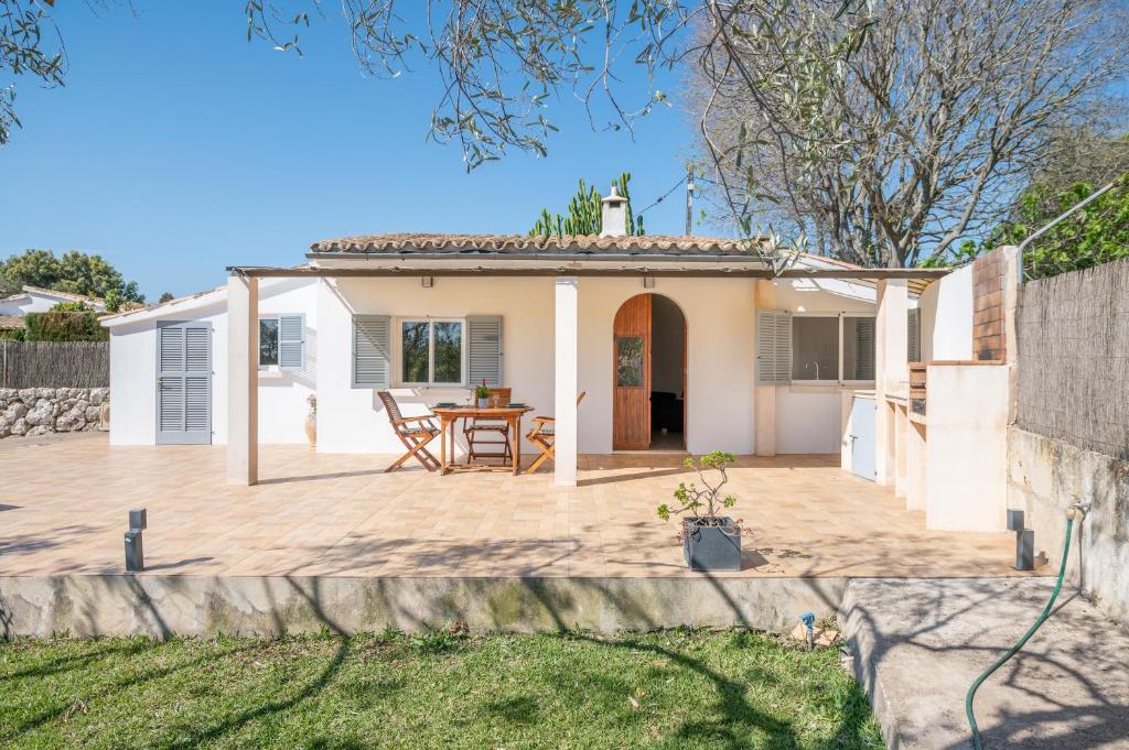 a house with a patio with a table at Ses Oliveres in Pollença