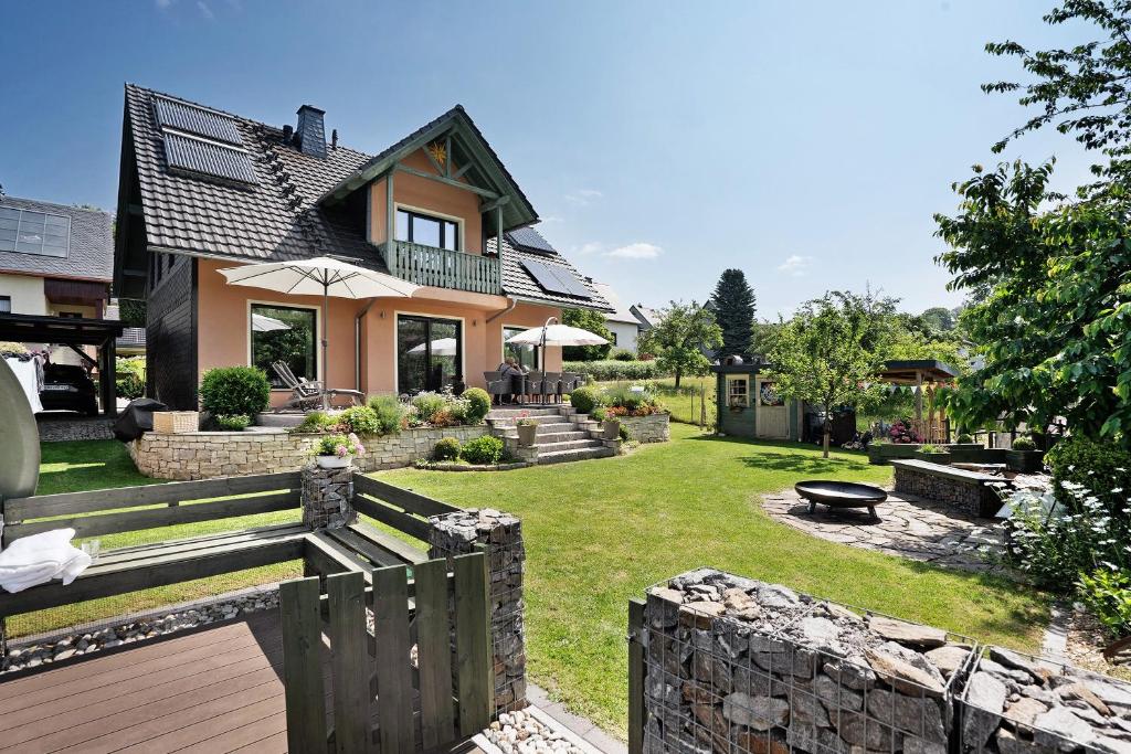 a house with a fence in the yard at Ferienwohnung - Arzgebirg in Grünhainichen