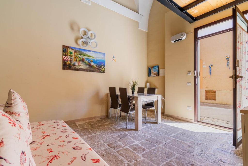 a bedroom with a table and chairs in a room at La rimesa di Tittì - Tittì in Alezio