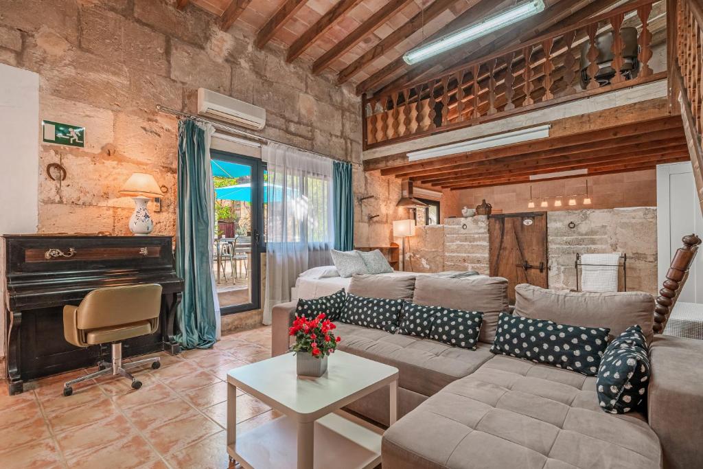 a living room with a couch and a piano at Segles 11 in Campos